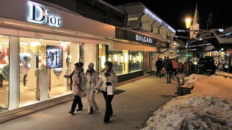 Viele Gäste in Courchevel lieben Luxus und Glamour: Für sie gehört eine Shoppingtour durch teure Boutiquen zum Urlaub dazu.