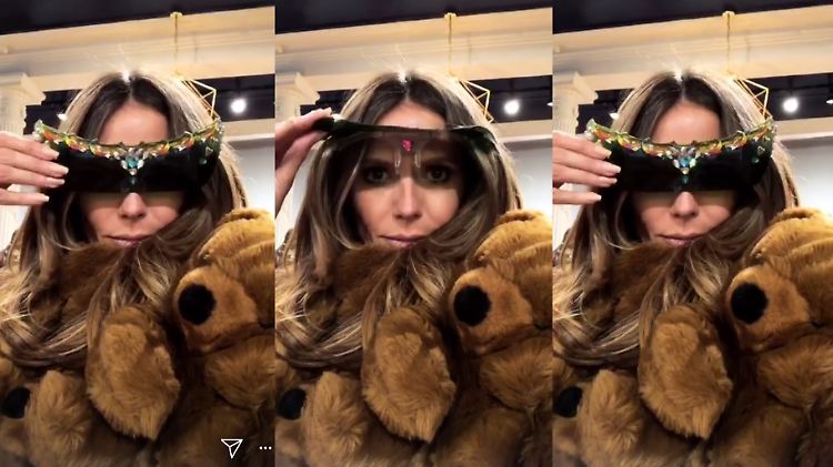 Heidi Klum trägt Kuscheltiere als Oberbekleidung.