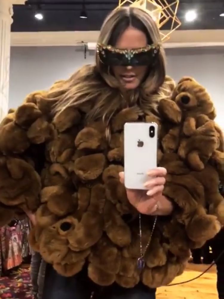 Mehr ist mehr? Nach dem Motto scheint Heidi Klum ihr Outfit zusammengestellt zu haben.
