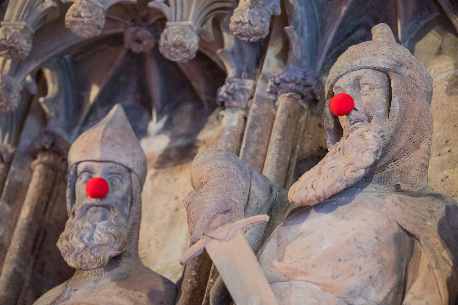 Wenn selbst die historischen Figuren am Kölner Rathaus rote Nasen haben, dann ist wieder Karnevalszeit. 