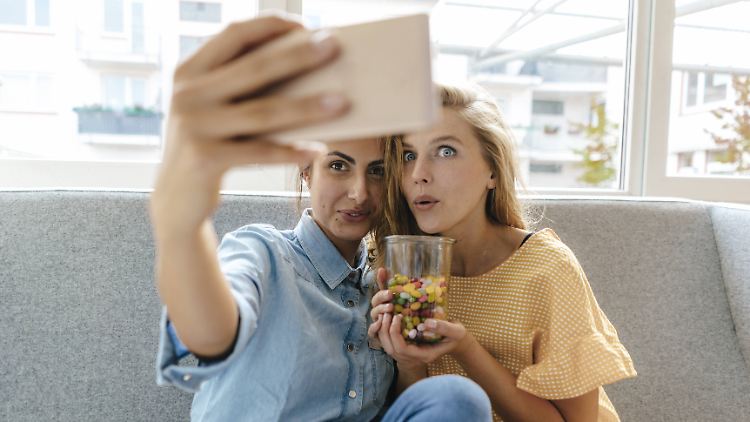 Wer sich und seine Freunde gut in Szene setzen will, sollte sein Smartphone mit Bedacht wählen.