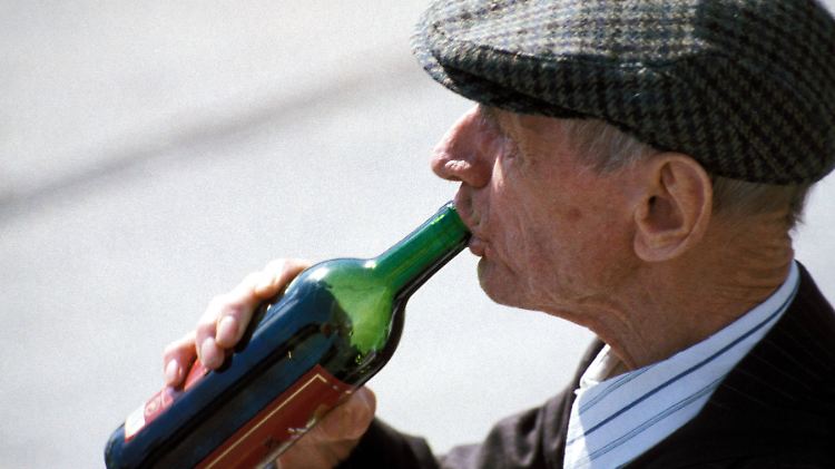 Zu alt für Alkohol? Insbesondere der älter werdende Organismus erleidet durch Alkoholmissbrauch starke gesundheitliche Schäden.