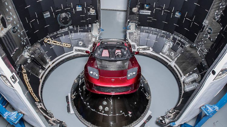 Dieser kirschrote Tesla schwebt seit Dienstag durchs Weltall.