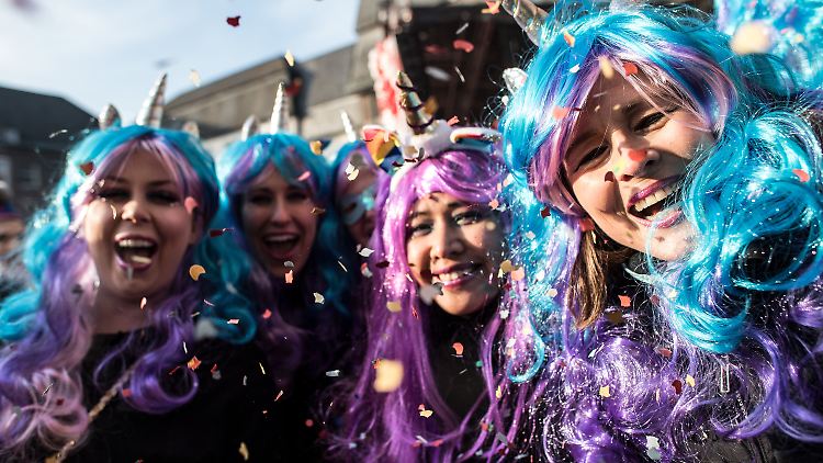 Verkleidete Frauen feiern Weiberfastnacht in Düsseldorf.