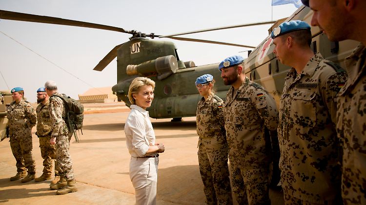 Verteidigungsministerin Ursula von der Leyen besucht Soldaten in Mali - ein schwieriger Einsatz für Deutschland und Europa.