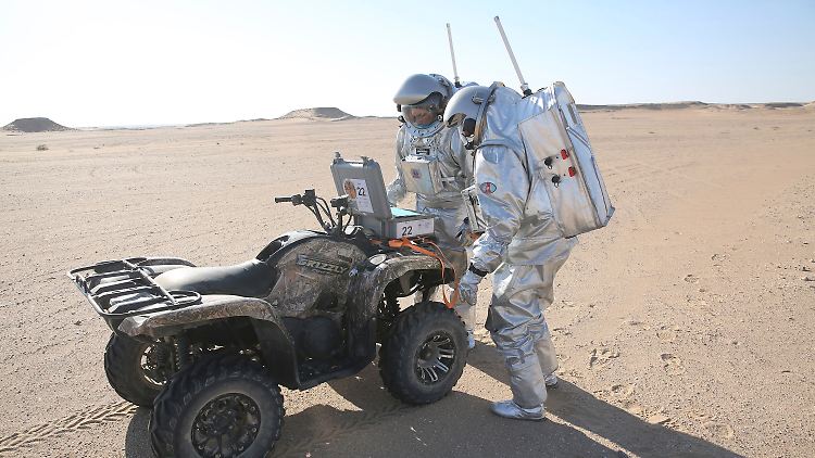 Sand, Felsen, abwechselnd steile und sanfte Hügel - in der Wüste Omans sieht es ein bisschen so aus wie auf dem Mars.