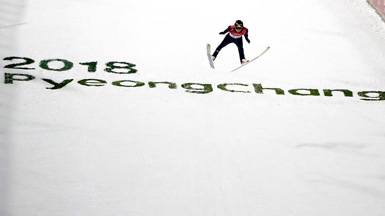 Andreas Wellinger fliegt in Pyeongchang gleich mal über 100 Meter weit.