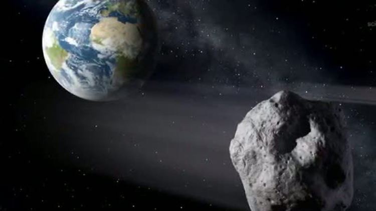 Die Darstellung zeigt einen erdnahen Asteroiden, der an der Erde vorbeifliegt.