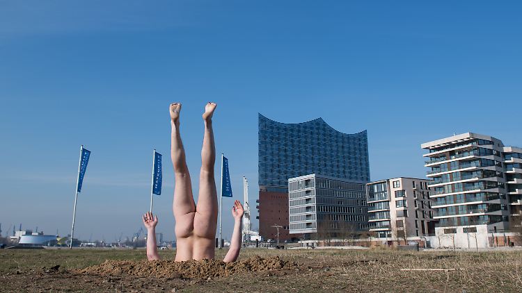 Eine halbe Stunde lang steckte der russische Aktionskünstler Andrey Kuzkin vor der Elbphilharmonie im Boden. 