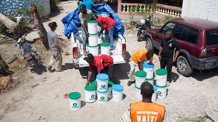Nach Hurricane Matthew in 2016 verteilen Oxfam-Mitarbeiter bei ihrem Einsatz Hygieneartikel an die Bevölkerung. 