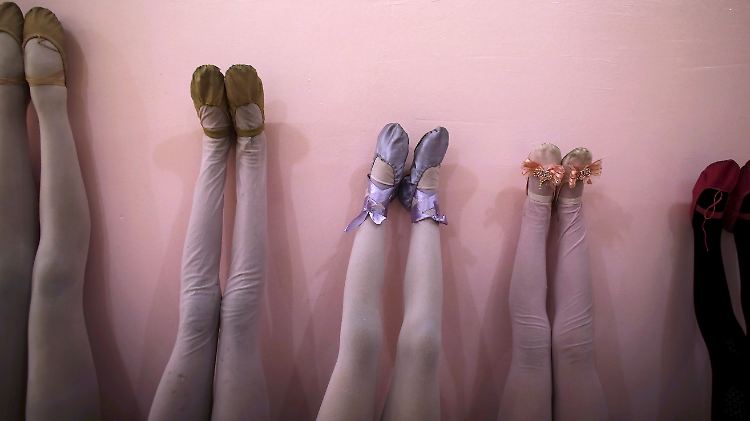 Nach der letzten Schulstunde schnell zum Ballettunterricht hetzen? Nicht jedem Kind macht so ein Pensum Freude.