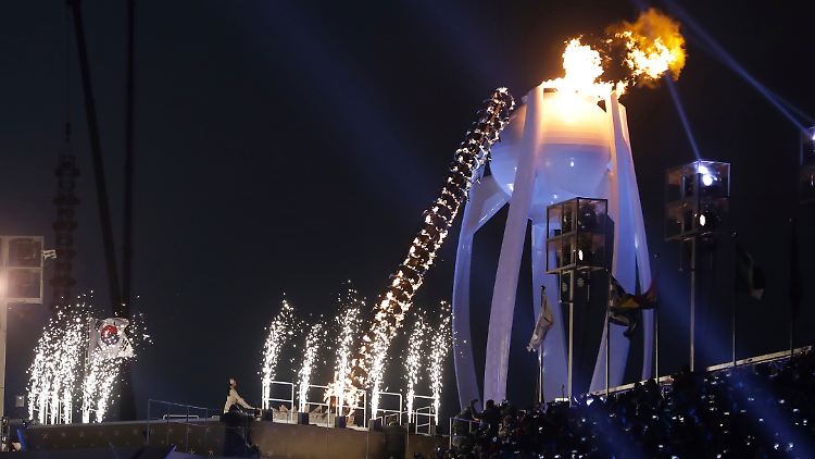Die südkoreanische Eiskunstläuferin Kim Yuna entzündet das Olympische Feuer.