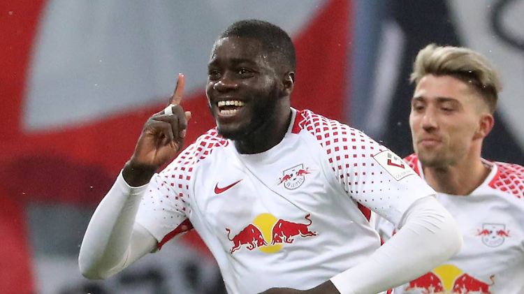 Das passiert nicht so oft: Leipzigs Dayot Upamecano bringt das Runde in das Eckige. 