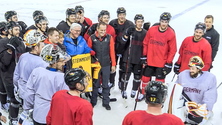 Bundespräsident Steinmeier beim Erinnerungsfoto mit den Eishockey-Nationalspielern.