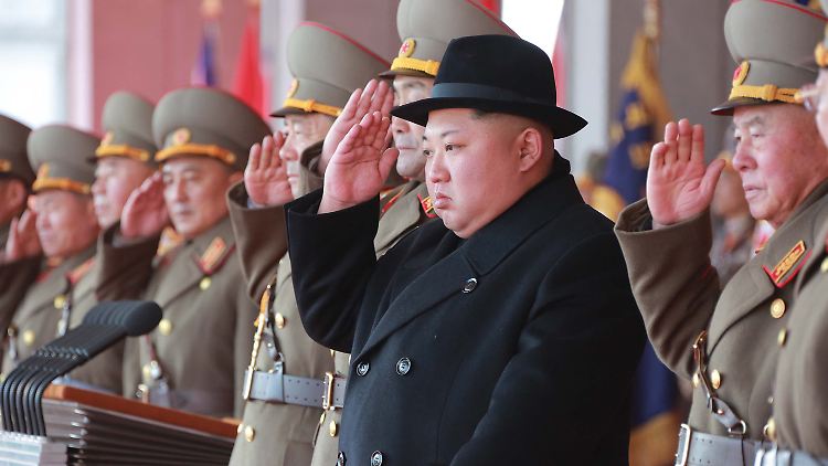 Nordkoreas Machthaber Kim Jong Un bei der Militärparade zum 70. Jahrestag der Gründung der Streitkräfte.