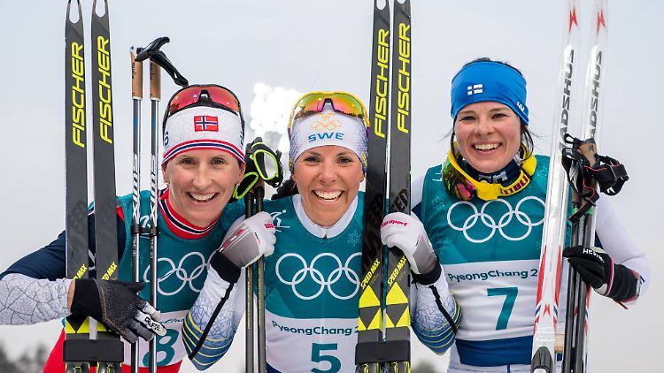 Neben Kalla liefen Norwegens Langlaufstar Marit Björgen (l.) und die Finnin Krista Parmakoski (r.) aufs Olympia-Treppchen.