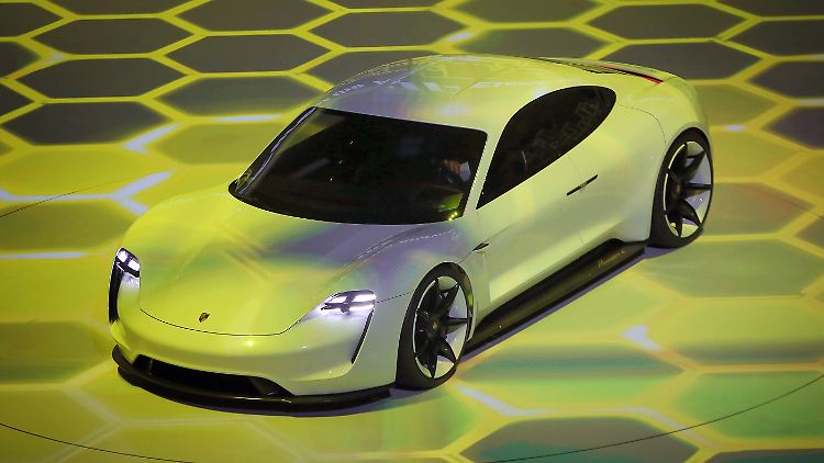 Vorgeschmack auf deutsche Elektro-Sportwagen: die Konzeptstudie Porsche Mission E.