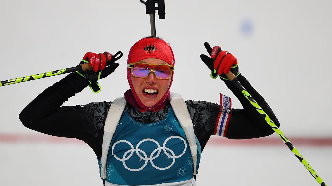 Laura Dahlmeier - ab sofort Olympiasieger - am Ziel.