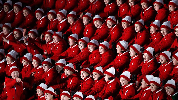 Nordkoreas Machthaber hat seine Cheerleader-Truppe in den Süden geschickt.