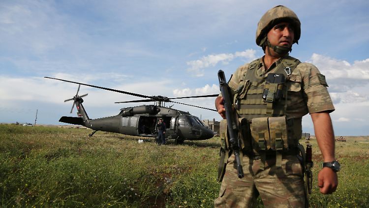 Türkische Truppen gehen mit Bodentruppen und der Luftwaffe gegen die YPG in Syrien vor.