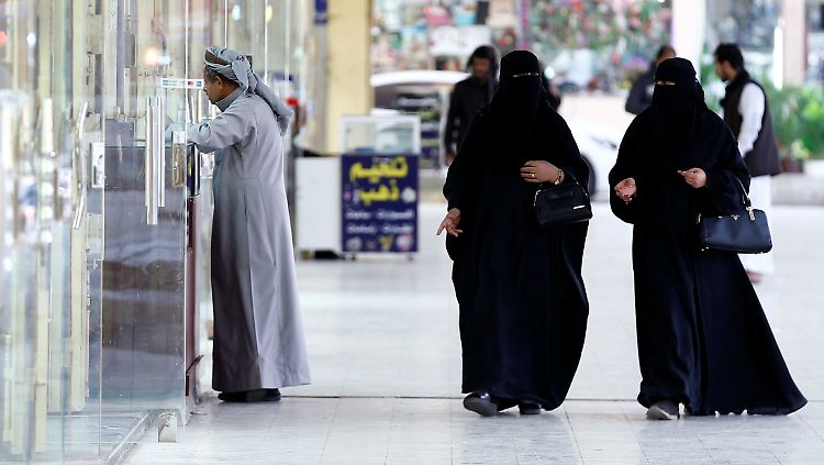 Frauen in Saudi-Arabien müssen strenge Regeln beachten.