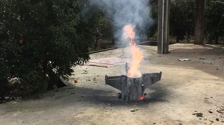 Flammen schlagen aus den den Überresten einer Rakete  - die syrische Luftabwehr schoss mindestens einen israelischen Jet ab.