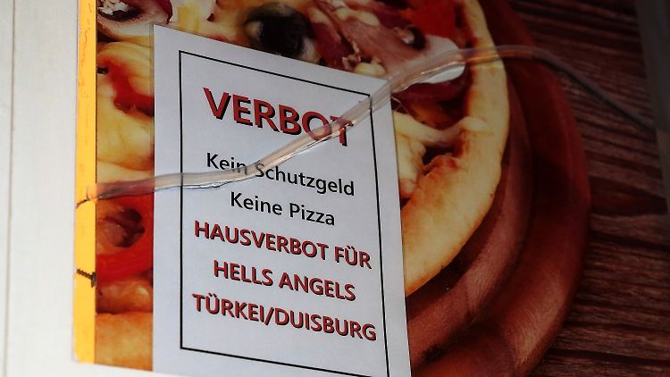 Am Schaufenster hängt seit dem Angriff ein Schild, auf dem den Hells Angels Hausverbot erteilt wird.