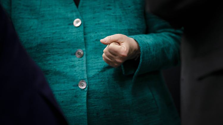 Die Hand zur Faust geballt: Angela Merkel muss sich aktuell Gegenwind aus den eigenen Reihen gefallen lassen.