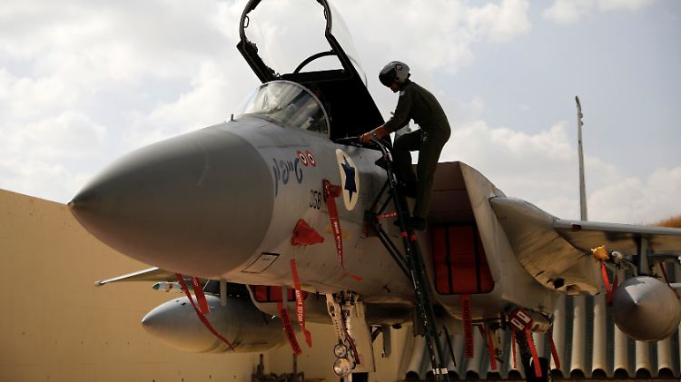 Ein israelischer Soldat steigt in einen Kampfjet der Luftwaffe.