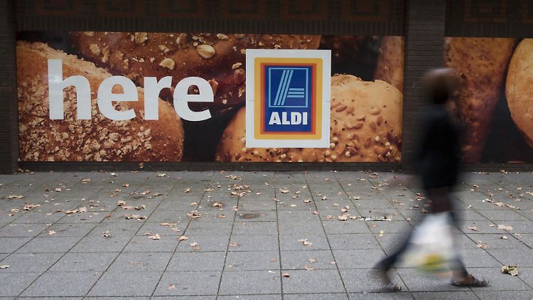 Aldi und Lidl weiten ihren Umsatz auf der britischen Insel zuletzt deutlich aus.