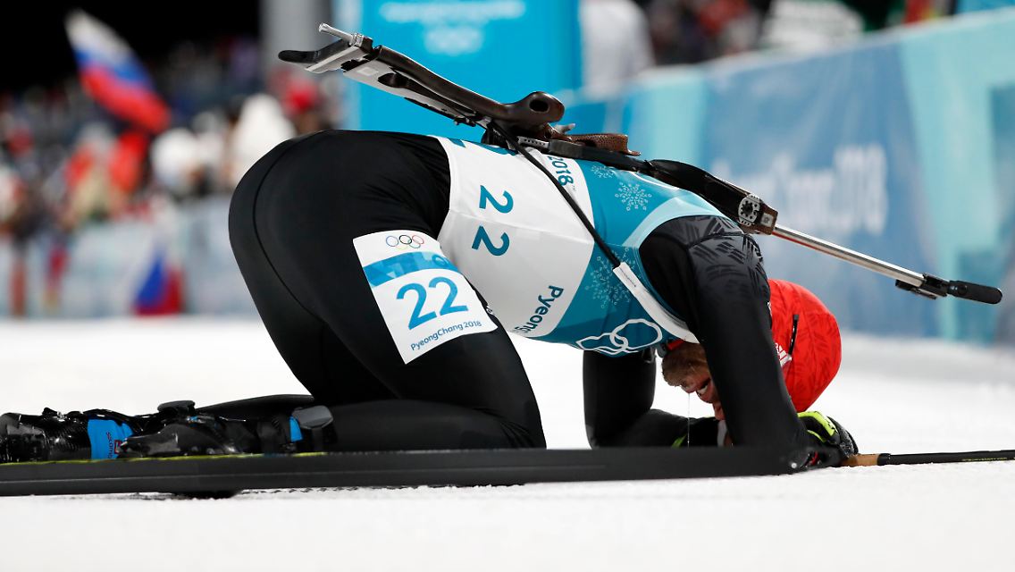 Überwältigt und erschöpft sinkt Peiffer nach seinem Olympiasieg zu Boden.