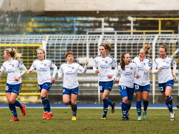 Geht doch: Jenas Fußball-Frauen feiern in der Partie gegen den MSV Duisburg ihren ersten Sieg.