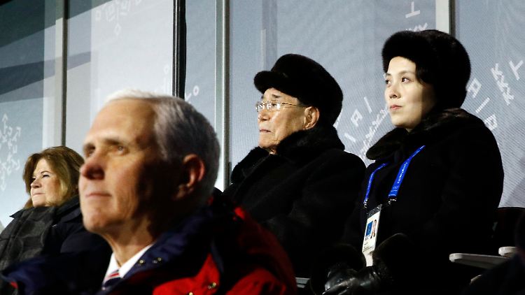 US-Vize Pence saß bei den Spielen schon mal in der Nähe: Hinter ihm Kim Yo Jong - Schwester des Machthabers und Kim Yong Nam - protokollarischer Chef des Nordens.