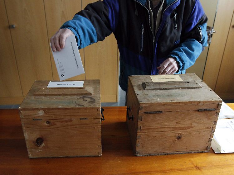 Ein Stimmbürger an der Wahlurne.