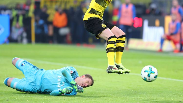 Dortmunds Reus soll weiter den Schuhabsatz ankurbeln. Der HSV-Torhüter beschaut sich das Schuhwerk intensiv.
