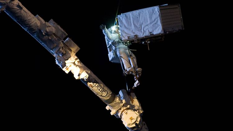 Will die Geheimnisse lüften, die im Weltraum auf den Menschen warten: Alexander Gerst - hier beim Außenbordeinsatz auf der ISS im Oktober 2014.