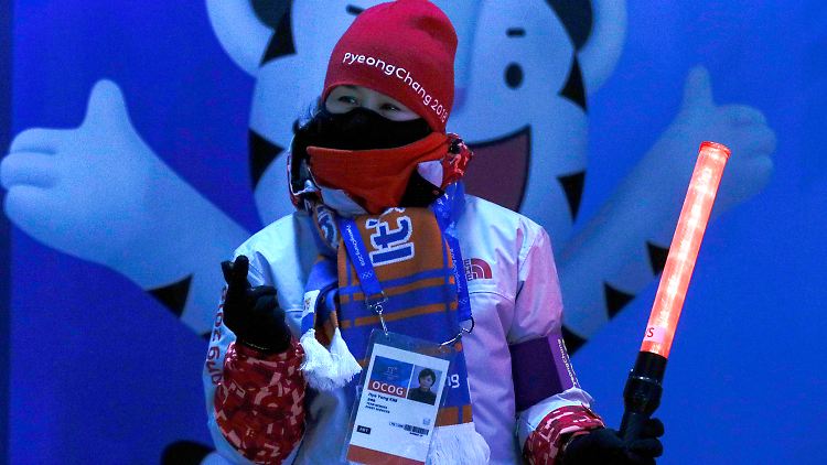 Schon auch kalt: Eine freiwillige Helferin im Alpensia-Biathlon-Zentrum.