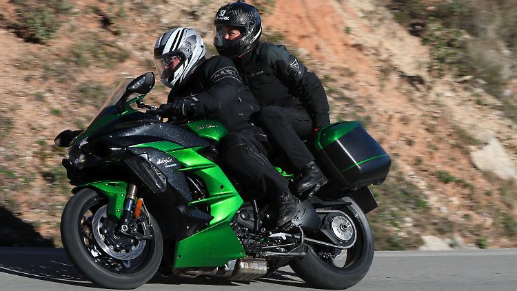 Auch einem nicht allzugroßen Sozius bietet die Kawasaki H2SX ausreichend Platz.