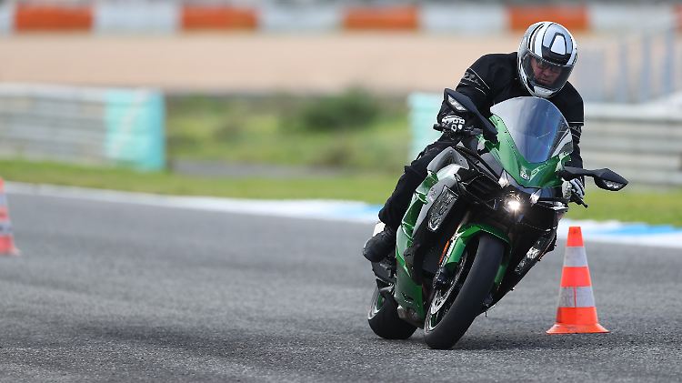 Die Beschleunigungswerte der Kawasaki H2SX lassen auch erfahrene Piloten blass werden.