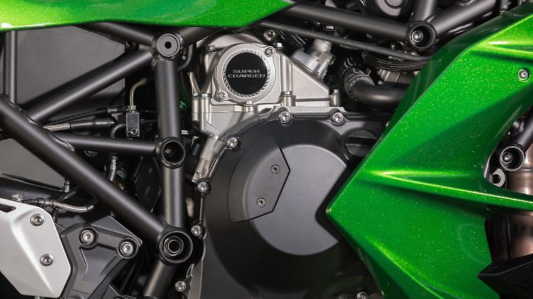 Die Kawasaki H2SX ist das weltweilt einzige zweisitzige Motorrad mit Kompressormotor.