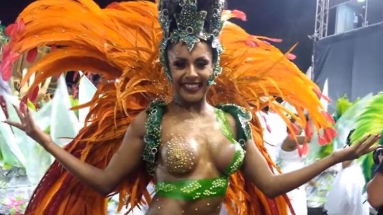 Kaum bekleidete Samba-Tänzerinnen sind unverzichtbarer Bestandteil beim Samba-Karneval - diese Dame ragte allerdings unfreiwillig aus der Masse hervor.