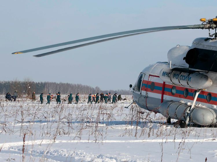 Tief verschneite Unfallstelle: Der Hubschrauber des russischen Zivilschutzes steckt bis zum Bauch im Schnee.