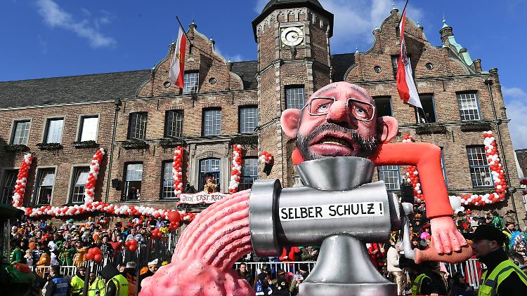Beim Düsseldorfer Rosenmontagszug dreht sich der Noch-SPD-Vorsitzende Martin Schulz selbst durch den Fleischwolf. 