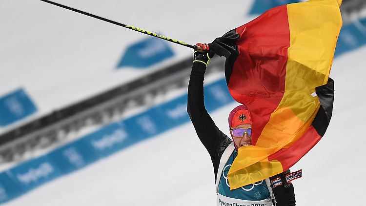 Nach lockerer Schlussrunde im Ziel: Laura Dahlmeier.