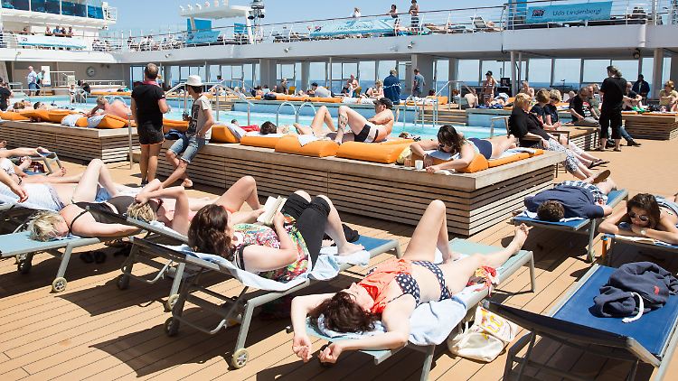 Sonnenbad auf dem Deck von "Mein Schiff 3".
