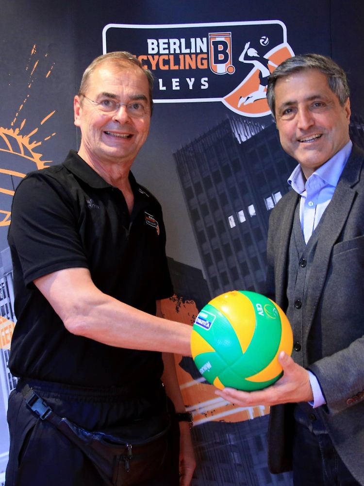 Berlins Manager Kaweh Niroomand, rechts, sprang mit der Verpflichtung von Moculescu über seinen Schatten.