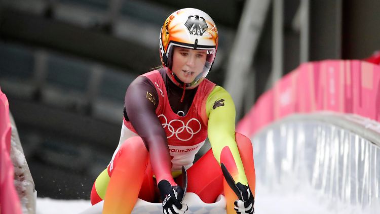 Zwei blitzsaubere Läufe, die Halbzeitführung bei den Winterspielen und die ewige Rivalin Tatjana Hüfner klar auf  Distanz - eigentlich läuft alles nach Plan für Natalie Geisenberger. 
