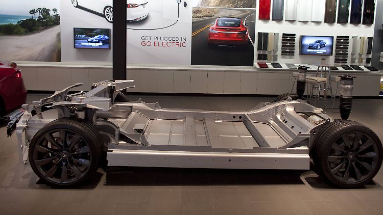 Der Boden eines Tesla mit den Batterien. Auch der Elektropionier hat so seine Probleme mit der Massenfertigung der Akkus.