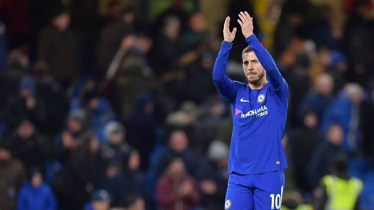 Hazard trifft und feiert mit den Chelsea-Fans.