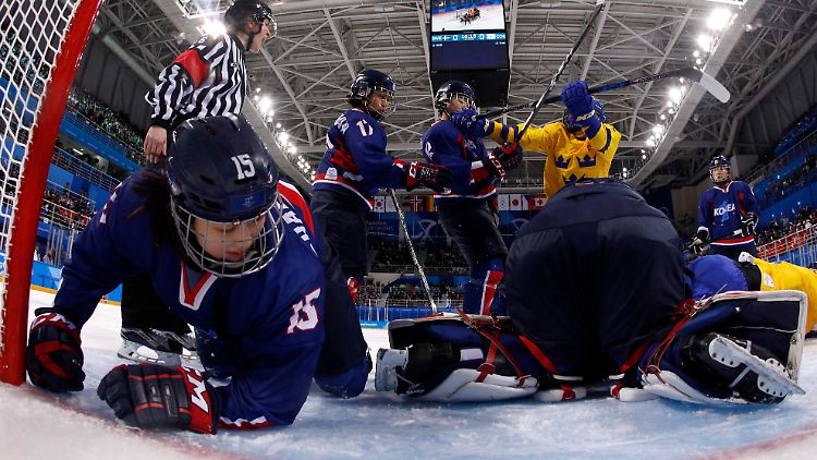 Am Boden: Die koreanischen Eishockeyspielerinnen sind im Turnier chancenlos.